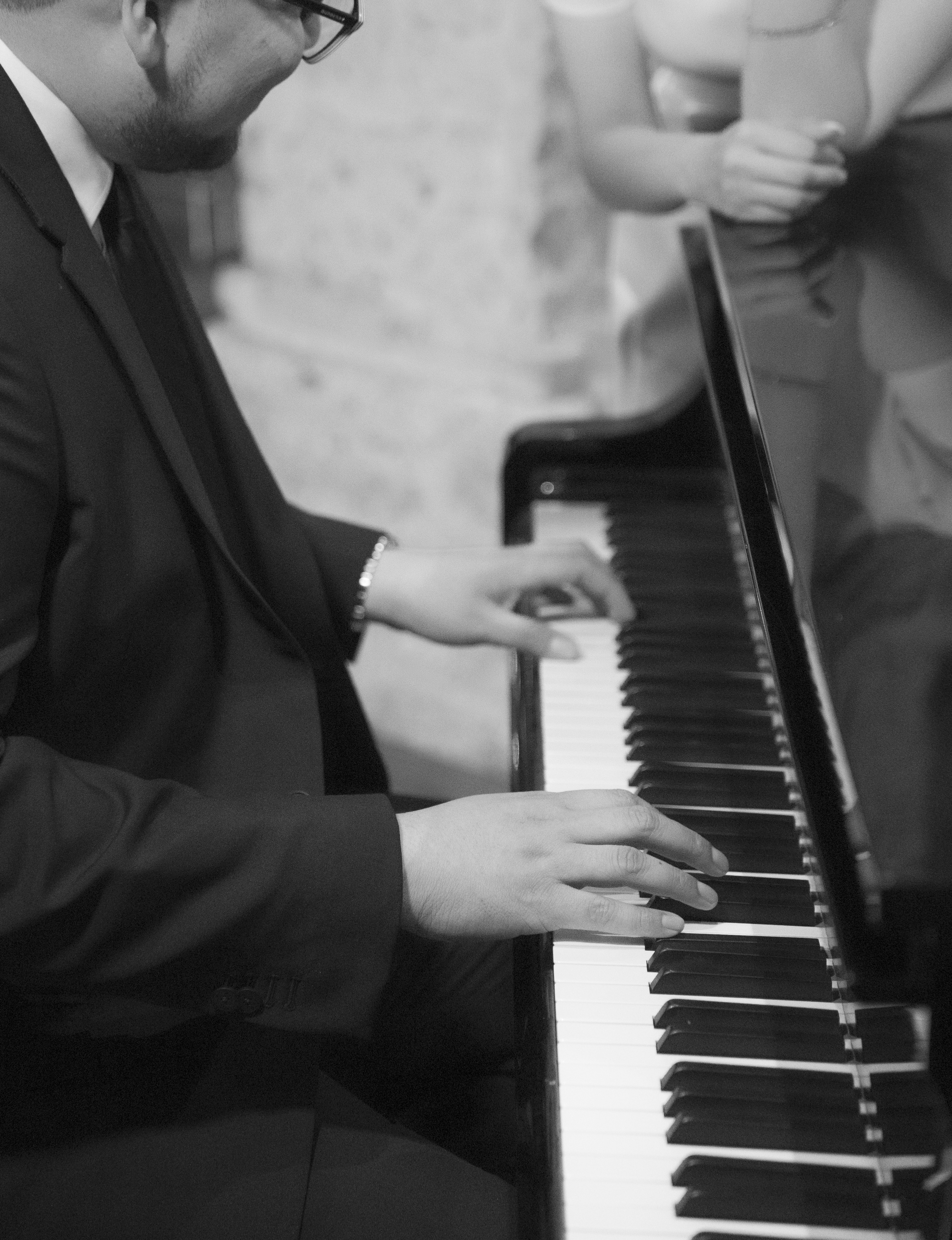 Andrea y Jorge tocando el piano